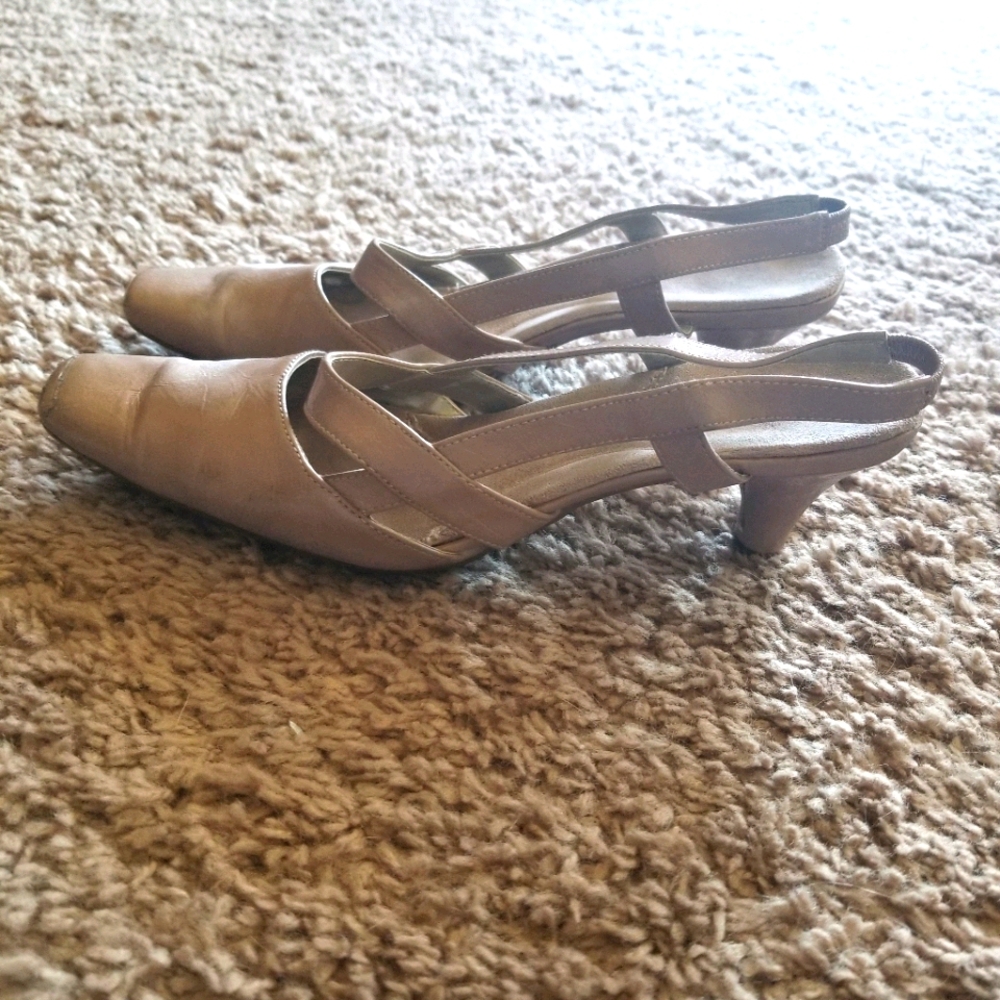 Beige/tan/nude naturalizer heels